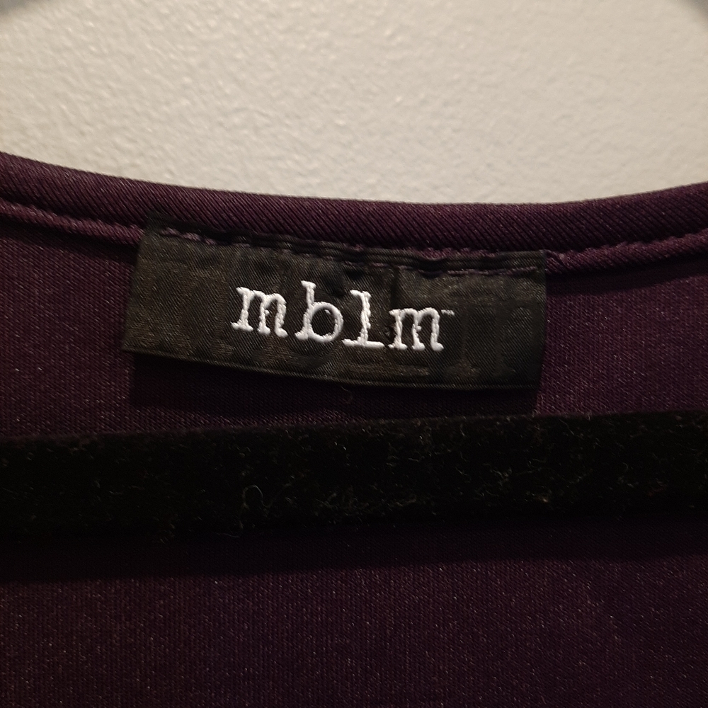 ❌SOLD❌MBLM Sleeveless Scuba Top Vneck Zippered Hem Accent Dressy - Picture 10 of 11